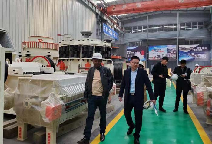 世博機器破碎機國外客戶前來參觀訂貨