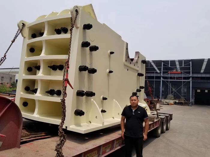 大型破碎機和人對比