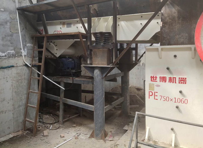 PE750*1060顎式破碎機(jī)安裝振動(dòng)給料機(jī)