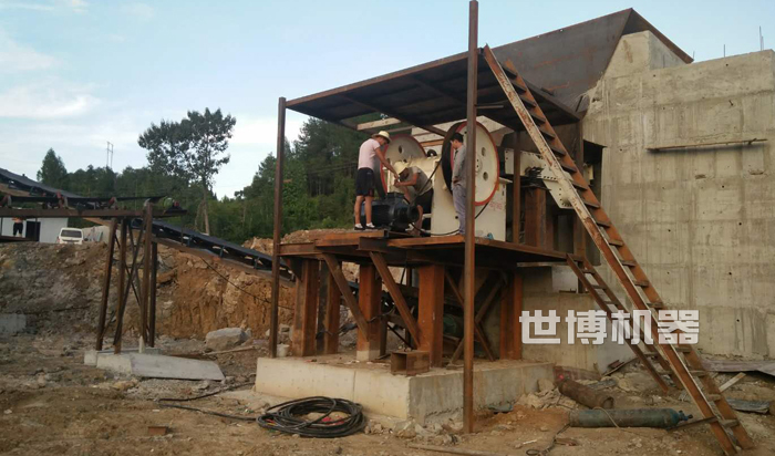鵝卵石顎式破碎機(jī)安裝現(xiàn)場
