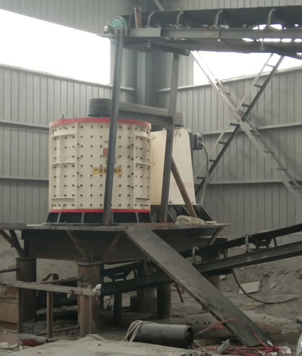 復(fù)合式破碎機安裝現(xiàn)場 復(fù)合式破碎機安裝現(xiàn)場