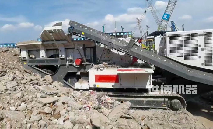 履帶式破碎站正在破碎建筑垃圾現(xiàn)場圖 履帶式破碎站正在破碎建筑垃圾現(xiàn)場圖