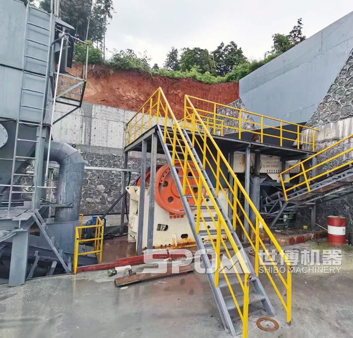 顎式破碎機(jī)配套除塵器安裝現(xiàn)場(chǎng)