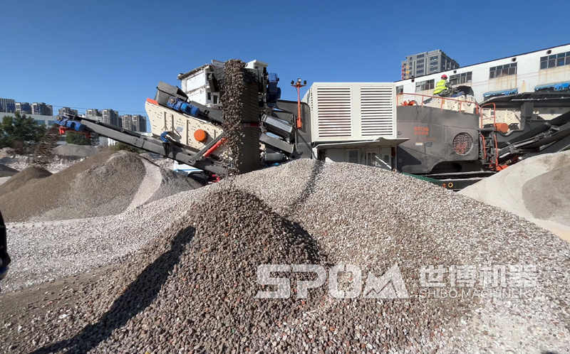 履帶式破碎機用來破碎建筑垃圾水泥塊磚頭客戶現場 履帶式破碎機用來破碎建筑垃圾水泥塊磚頭客戶現場